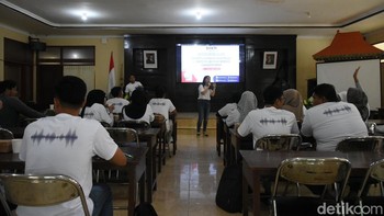 Program Pelatihan Bahasa Inggris melalui platform digital yang digelar oleh BAKTI (Badan Aksesibilitas Telekomunikasi dan Informasi) bersama Inlingual di Kabupaten Sumenep pada Rabu (04/12/2024), berlangsung penuh semangat dan keseruan.
