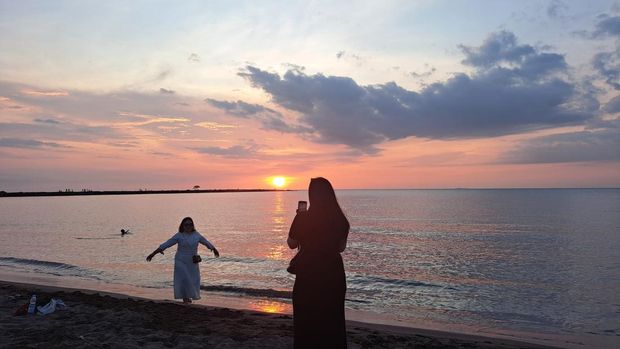 Mengambil Foto di pinggir Pantai Indah Bosowa, Makassar.