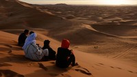 Gurun Sahara Maroko menjadi inspirasi bagi dongeng 1001 malam karena keindahannya, seperti di Erg Chebbi ini.