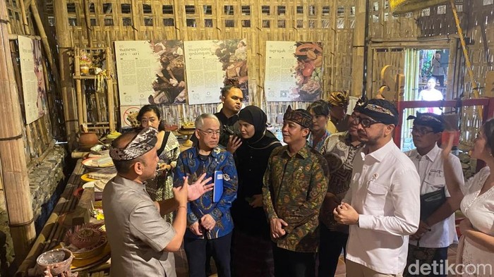 Menteri Kehutanan Raja Juli Antoni saat berkunjung ke Samsara Living Museum, Desa Jungutan, Kecamatan Bebandem, Karangasem, Bali, Jumat (06/12/2024). (Foto: I Wayan Selamat Juniasa/detikBali)