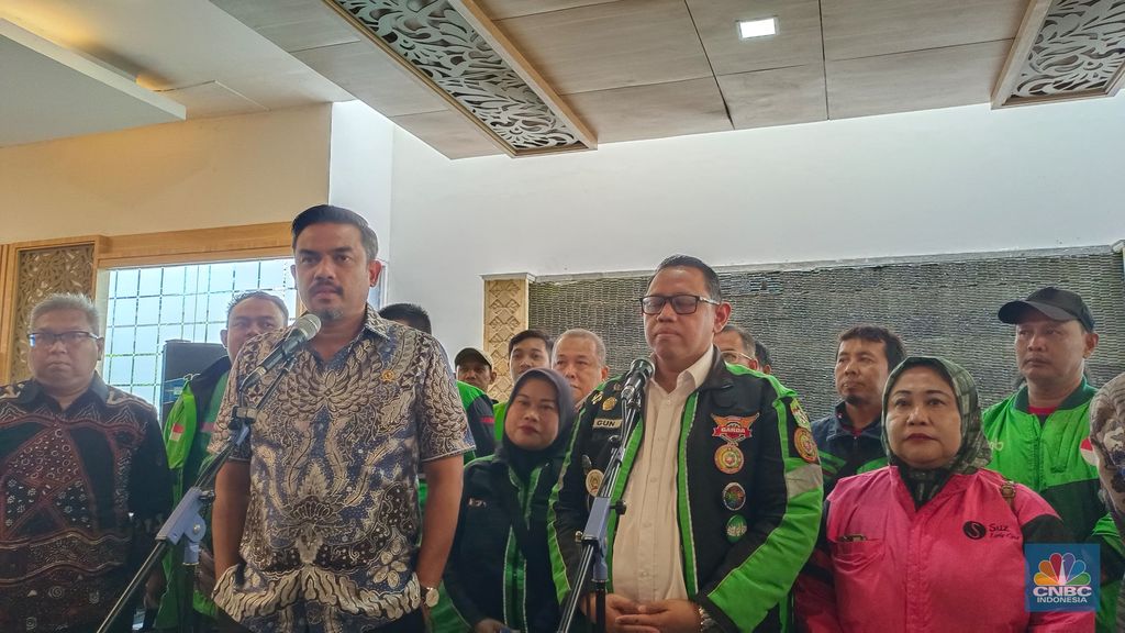 Menteri UMKM, Maman Abdurrahman saat Konferensi Pers bersama Asosiasi Ojek Online GARDA Indonesia di Kantor Kemenkop, Jakarta, Jumat (6/12/2024). (CNBC Indonesia/Martyasari Rizky)