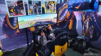 Lalu pengunjung juga bisa main game racing steering wheel. Foto: (Panji Saputro/detikINET).
