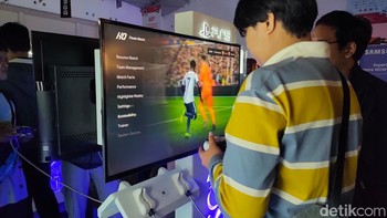 Kemudian adu tangkas bermain game sepakbola di PS5. Foto: (Panji Saputro/detikINET).