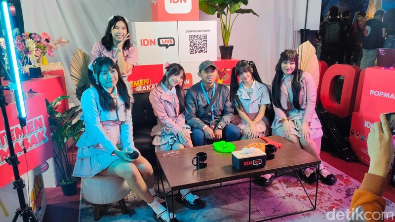 Indonesia Game Festival 2024 resmi digelar. Acaranya meriah dan ada beragam aktvitas seru seperti main game lokal, bertemu idol, dan ikut undian berhadiah.