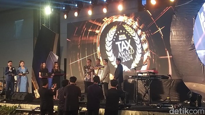 Wali Kota Makassar Mohammad Ramadhan Pomanto memberi penghargaan ke Polrestabes dan Kejari Makassar yang telah berpartisipasi meningkatkan penerimaan pajak di Makassar.