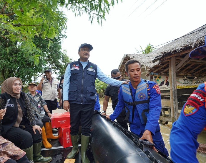 Naik Perahu Karet, Mensos Salurkan Bantuan untuk Korban Banjir Pandeglang