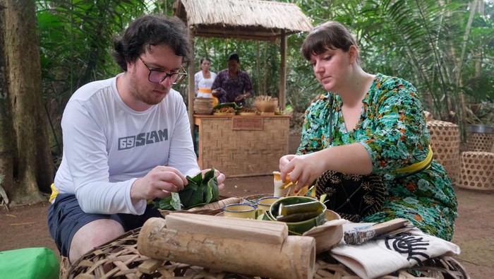 Sejumlah pengunjung mengamati sarana upacara dan pajangan berisi tahapan upacara pada siklus hidup orang Bali di Samsara Living Museum, Desa Jungutan, Karangasem, Bali, Jumat (6/12/2024). Objek wisata edukasi dengan mengangkat nilai-nilai budaya tersebut menampilkan beragam sarana upacara dalam siklus hidup orang Bali yakni dari dalam kandungan hingga meninggal dunia dan menyajikan kuliner tradisional di area hutan dan dapur kuno khas Bali sebagai daya tarik pariwisata. ANTARA FOTO/Nyoman Hendra Wibowo/nym.