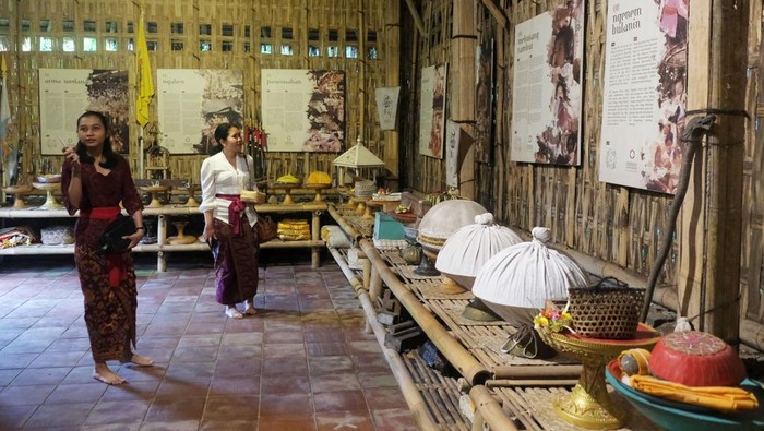 Objek wisata museum kehidupan masyarakat Bali Sejumlah pengunjung mengamati sarana upacara dan pajangan berisi tahapan upacara pada siklus hidup orang Bali di Samsara Living Museum, Desa Jungutan, Karangasem, Bali, Jumat (6/12/2024). Objek wisata edukasi dengan mengangkat nilai-nilai budaya tersebut menampilkan beragam sarana upacara dalam siklus hidup orang Bali yakni dari dalam kandungan hingga meninggal dunia dan menyajikan kuliner tradisional di area hutan dan dapur kuno khas Bali sebagai daya tarik pariwisata. ANTARA FOTO/Nyoman Hendra Wibowo/nym.