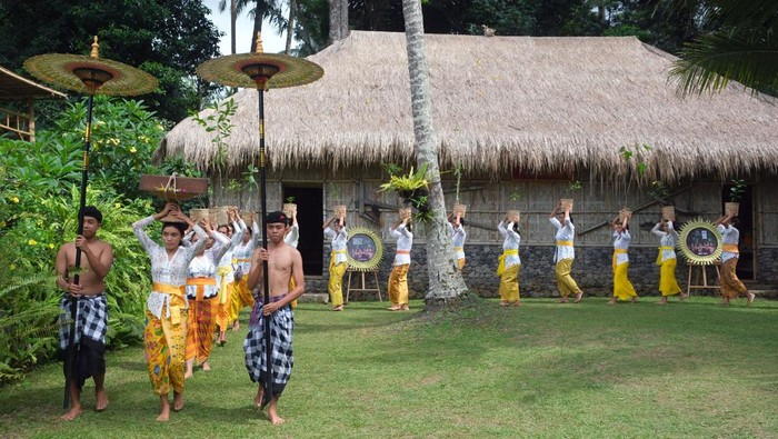 Sejumlah pengunjung mengamati sarana upacara dan pajangan berisi tahapan upacara pada siklus hidup orang Bali di Samsara Living Museum, Desa Jungutan, Karangasem, Bali, Jumat (6/12/2024). Objek wisata edukasi dengan mengangkat nilai-nilai budaya tersebut menampilkan beragam sarana upacara dalam siklus hidup orang Bali yakni dari dalam kandungan hingga meninggal dunia dan menyajikan kuliner tradisional di area hutan dan dapur kuno khas Bali sebagai daya tarik pariwisata. ANTARA FOTO/Nyoman Hendra Wibowo/nym.