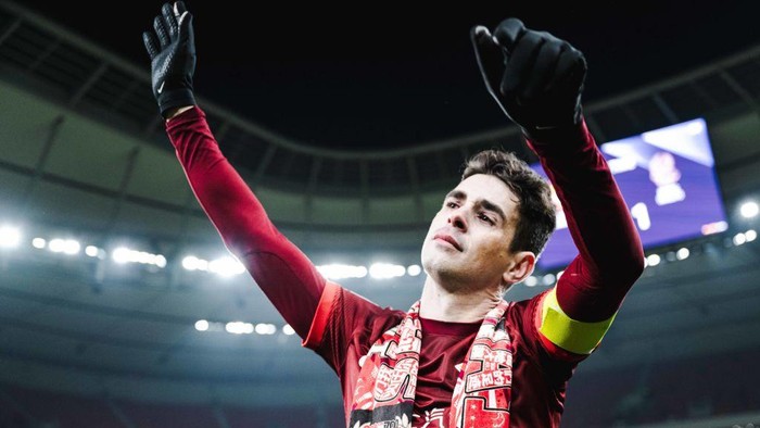 SHANGHAI, CHINA - DECEMBER 03: Oscar #8 of Shanghai Port thanks fans following the AFC Champions League Elite East Region match between Shanghai Port and Gwangju at Pudong Football Stadium on December 3, 2024 in Shanghai, China. (Photo by Xiao Tao/VCG via Getty Images)