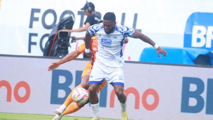 Pemain PSIS, Evandro Brandao mendapat pengawalan pemain Borneo FC, Jumat (6/12/2024).