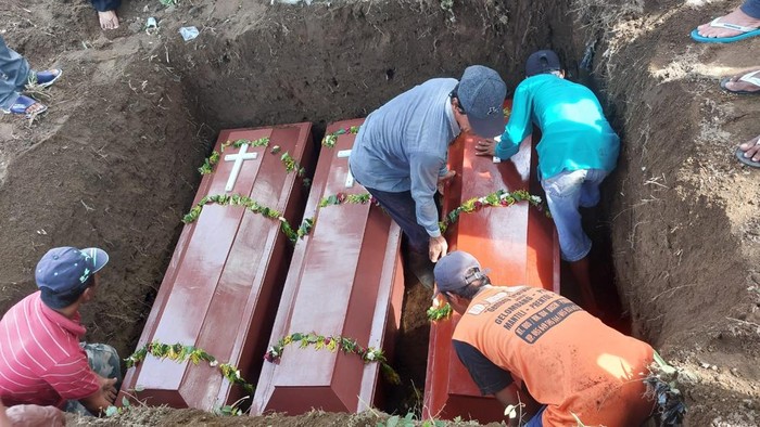 Pemakaman keluarga guru korban pembunuhan oleh adik kandung di Kediri. Tiga korban dimakamkan di satu liang lahad.