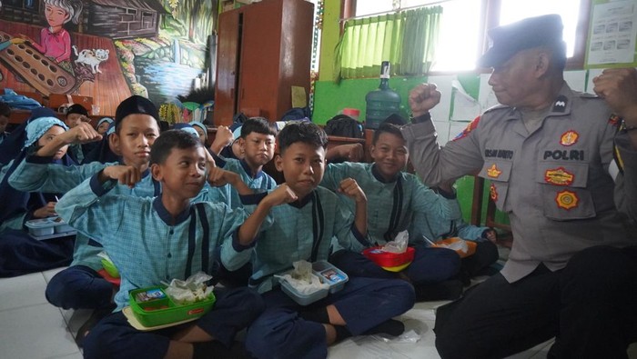 Pembagian makan siang bergizi Polres Bojonegoro