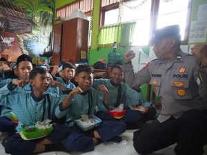 Antusias Siswa SD Terima Makan Bergizi Gratis dari Polres Bojonegoro
