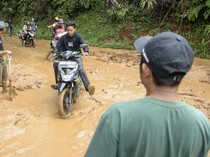 Pembersihan Jalur Terdampak Longsor di Cianjur