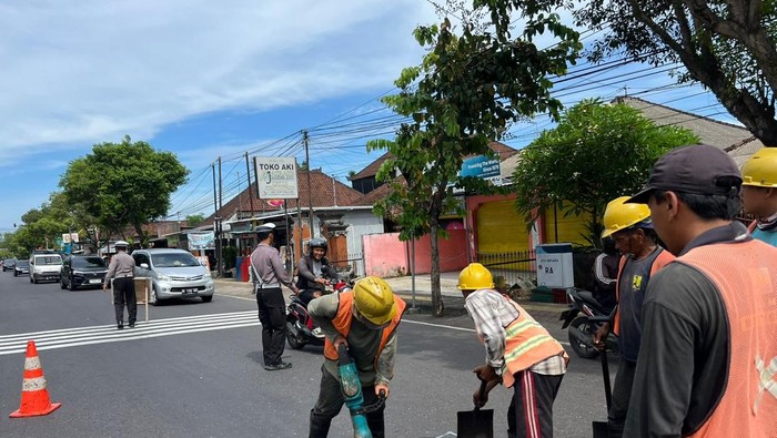 Perbaikan salah satu lubang di ruas jalan Denpasar-Gilimanuk, tepatnya di Desa Batu Agung, Kecamatan Jembrana, Kabupaten Jembrana, beberapa waktu lalu. (I Putu Adi Budiastrawan/detikBali)