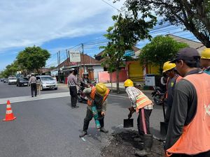 Lubang-lubang di Jalan Denpasar-Gilimanuk Ditambal Jelang Nataru
