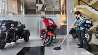 Mobil mewah dan moge itu dipamerkan untuk dilelang.  
