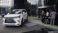 Ada tiga mobil mewah yang dipamerkan, salah satunya Lexus. Mobil warna putih itu bernopol B 232 BUP.  