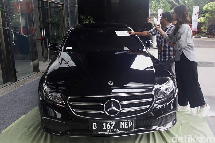 KPK memamerkan 4 motor gede (moge) 3 mobil mewah dan tas mahal sitaan hasil rampasan kasus korupsi di lobi Gedung Merah Putih Komisi Pemberantasan Korupsi (KPK), Jakarta Selatan, Jakarta, Jumat (6/12/2024). Kendaraan-kendaraan tersebut akan dilelang pada hari kedua puncak peringatan Hari Anti Korupsi Sedunia (Harkordia) pada Selasa, 10 Desember 2024 mendatang.