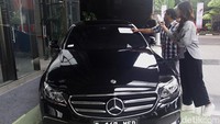 Ada juga sedan Mercedes-Benz bernopol B 167 MEP.  