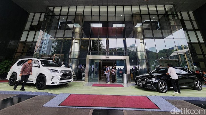 Penampakan Mercy-Harley Bekas Koruptor yang Dilelang KPK KPK memamerkan 4 motor gede (moge) 3 mobil mewah dan tas mahal sitaan hasil rampasan kasus korupsi di lobi Gedung Merah Putih Komisi Pemberantasan Korupsi (KPK), Jakarta Selatan, Jakarta, Jumat (6/12/2024). Kendaraan-kendaraan tersebut akan dilelang pada hari kedua puncak peringatan Hari Anti Korupsi Sedunia (Harkordia) pada Selasa, 10 Desember 2024 mendatang.