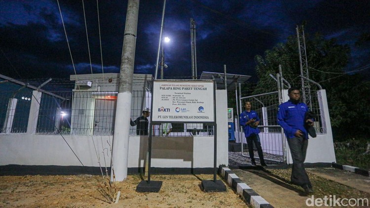 Penampakan Titik Interkoneksi di Konawe Kepulauan Teknisi Palapa Ring Paket Tengah bekerja di Terminal Station Palapa Ring Bakti Komdigi di Wawonii, Konawe Kepulauan, Sulawesi Tenggara, Senin (25/11/2024).