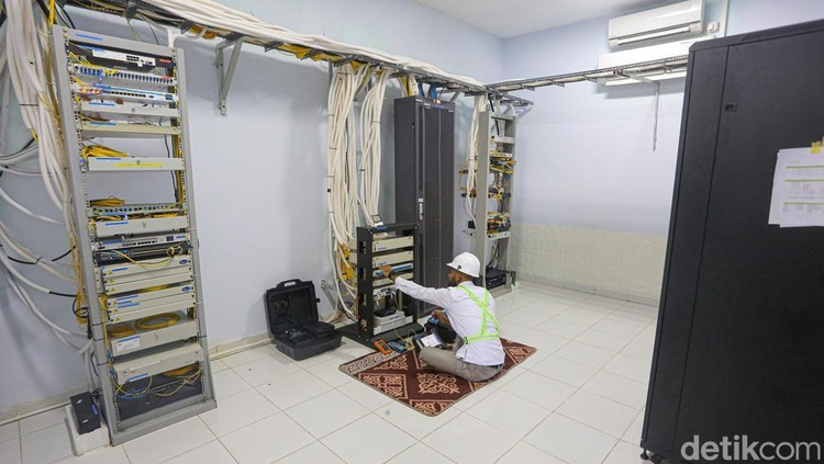 Penampakan Titik Interkoneksi di Konawe Kepulauan Teknisi Palapa Ring Paket Tengah bekerja di Terminal Station Palapa Ring Bakti Komdigi di Wawonii, Konawe Kepulauan, Sulawesi Tenggara, Senin (25/11/2024).