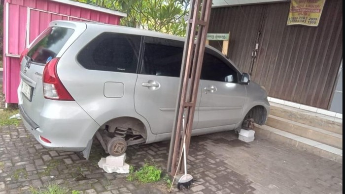 Pencurian roda mobil di Kota Semarang, roda mobil diganti batu paving, Jumat (6/12/2024).
