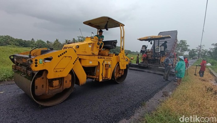 Pengaspalan ruas Jalan Sedayu oleh rekanan Dinas PUPKP Bantul, Jumat sore (6/12/2024).