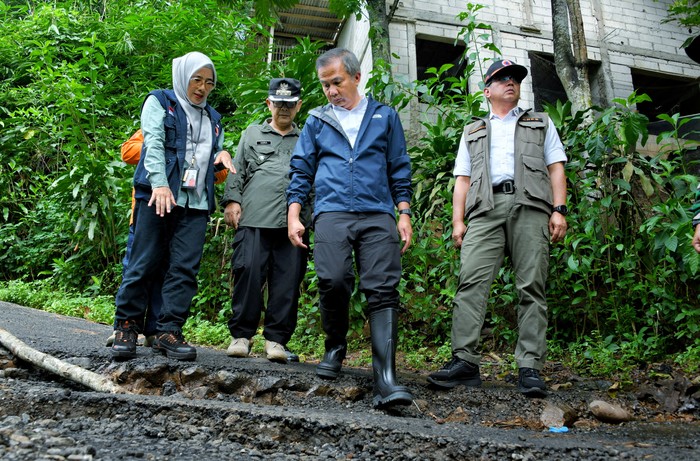 Penjabat Gubernur (Pj) Jawa Barat Bey Machmudin saat meninjau beberapa lokasi bencana akibat hujan deras di Kabupaten Sukabumi, Kamis (5/12/2024).