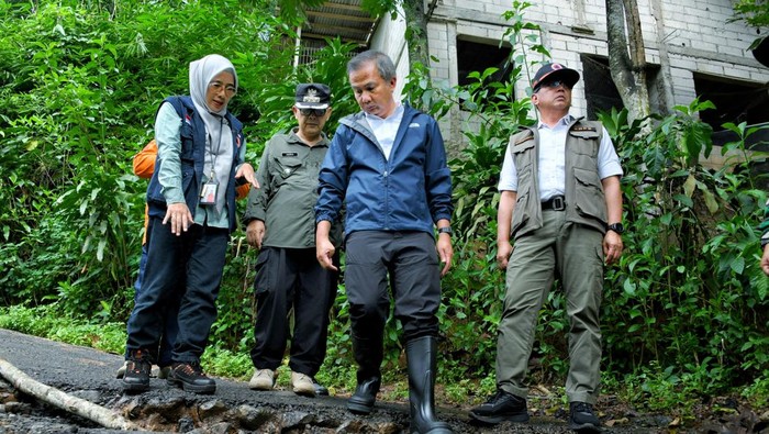 Penjabat Gubernur (Pj) Jawa Barat Bey Machmudin saat meninjau beberapa lokasi bencana akibat hujan deras di Kabupaten Sukabumi, Kamis (5/12/2024).