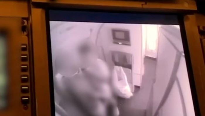 Penumpang mesum di dalam pesawat saat tengah terbang ketahuan CCTV.