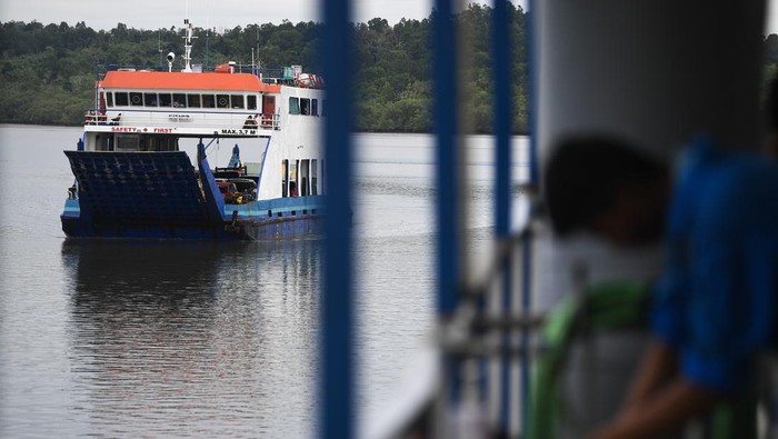 Kapal feri mengarungi Teluk Balikpapan, Kalimantan Timur, Kamis (5/12/2024). Adanya Ibu Kota Nusantara (IKN), armada feri masih jadi transportasi primadona untuk menyeberangi laut dari Balikpapan ke Penajam Paser Utara dan sebaliknya dalam mempersingkat jarak tempuh. ANTARA FOTO/M Risyal Hidayat/YU
