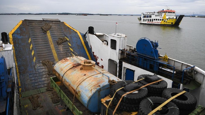 Kapal feri mengarungi Teluk Balikpapan, Kalimantan Timur, Kamis (5/12/2024). Adanya Ibu Kota Nusantara (IKN), armada feri masih jadi transportasi primadona untuk menyeberangi laut dari Balikpapan ke Penajam Paser Utara dan sebaliknya dalam mempersingkat jarak tempuh. ANTARA FOTO/M Risyal Hidayat/YU