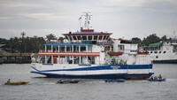Kapal feri bersiap untuk bersandar di Pelabuhan Penajam Paser Utara, Kalimantan Timur, Kamis (5/12/2024).