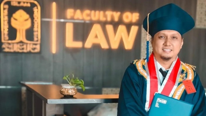 Personel band Jikustik, Aji Mirza Hakim alias Icha saat wisuda S2 di UII Jogja, Sabtu (30/11/2024).