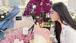 Bebizie Saat Pose Manis dengan Kue Ulang Tahun Cantik