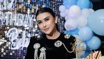 Bebizie Saat Pose Manis dengan Kue Ulang Tahun Cantik
