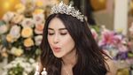 Bebizie Saat Pose Manis dengan Kue Ulang Tahun Cantik