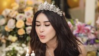 Perayaan ulang tahun tentunya tak lengkap tanpa agenda tiup lilin di atasnya. Begini pose bahagia Bebizie saat memperingati ulang tahunnya ke-41. Foto: Instagram bebizie