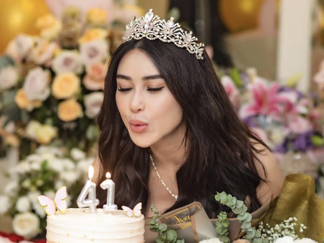 Pesona Manis Bebizie Saat Pose dengan Kue Ulang Tahun Cantik