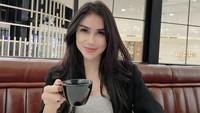 Ibu 3 anak ini ternyata doyan kopi susu. Kamu suka kopi ??? aku suka susu. perpaduan yg pas klo kopi campur susu, tulisnya di keterangan foto. Foto: Instagram bebizie