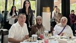 Bebizie Saat Pose Manis dengan Kue Ulang Tahun Cantik