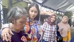 Bebizie Saat Pose Manis dengan Kue Ulang Tahun Cantik