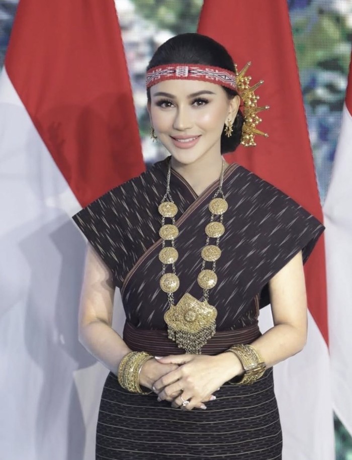 Pesona Manis Bebizie Saat Pose dengan Kue Ulang Tahun Cantik Pesona Manis Bebizie Saat Pose dengan Kue Ulang Tahun Cantik
