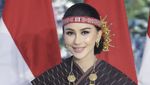 Bebizie Saat Pose Manis dengan Kue Ulang Tahun Cantik