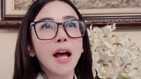 Bebizie, pedangdut yang baru saja menunjukkan aksi mulia ke penjual es teh viral yang dicemooh Gus Miftah. Ia memberikan bantuan uang tunai senilai Rp 10 juta. Foto: Instagram bebizie