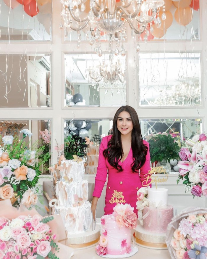 Pesona Manis Bebizie Saat Pose dengan Kue Ulang Tahun Cantik Pesona Manis Bebizie Saat Pose dengan Kue Ulang Tahun Cantik