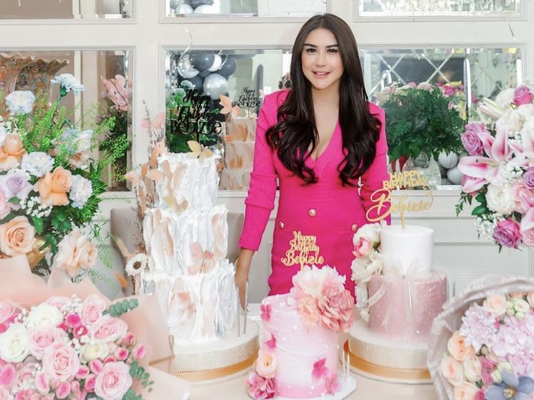 Bebizie Saat Pose Manis dengan Kue Ulang Tahun Cantik